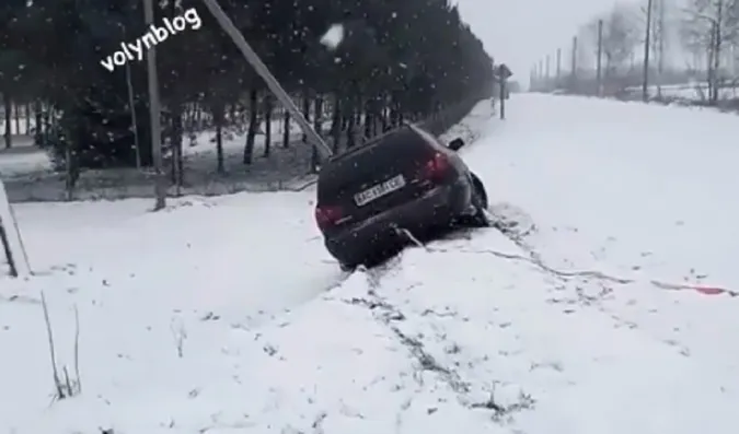 На Волині автомобіль злетів з дороги (відео)
