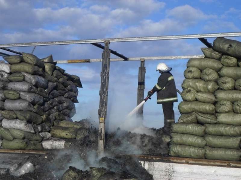 На Рівненщині спалахнула вантажівка, яка везла деревне вугілля на Волинь