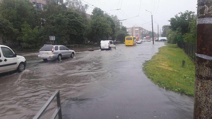 Луцьк затопило: «поплив» 40-й квартал (фото) 