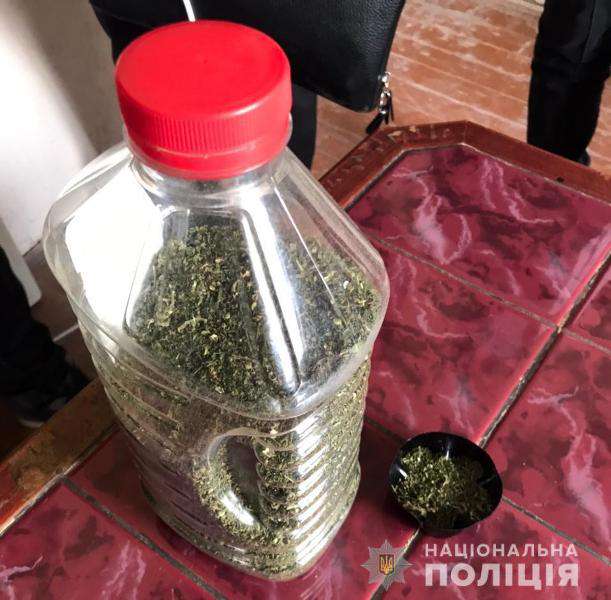 2,5 кіло марихуани: у Луцьку затримали наркоторгівця (фото, відео)