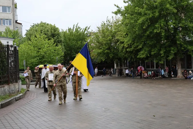 У Луцьку в останню дорогу провели Героя Валерія Васейчука (фото)