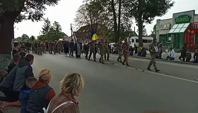 Зустрічали на колінах: востаннє додому повернувся волинянин Валерій Зубчик