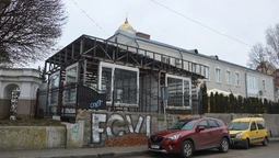 У центрі Луцька будують церковний магазин (фото)