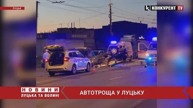 Автотроща у Луцьку: легковик на швидкості врізався в бус і перекинувся (відео)