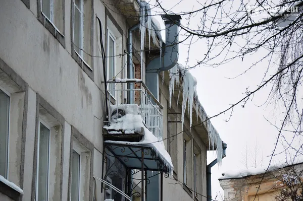 Дивіться вгору: у Луцьку бурулькова загроза (ФОТО)