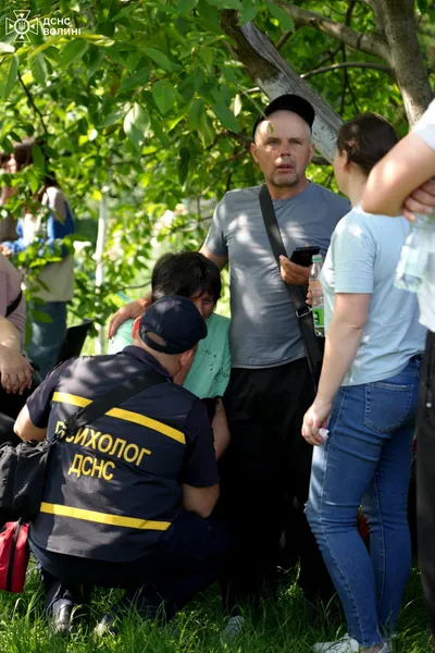 З-під завалів зруйнованого будинку у Луцьку дістають тіло людини (фото)