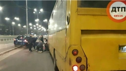 У Києві люди побили "маршрутчика", який збив трьох жінок (фото, відео)