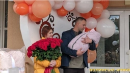 Військового медика Мар'яну Мамонову з донею виписали з пологового у Луцьку (фото, відео)