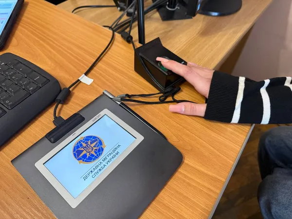 14-річні підлітки тепер зможуть оформити закордонний паспорт самостійно