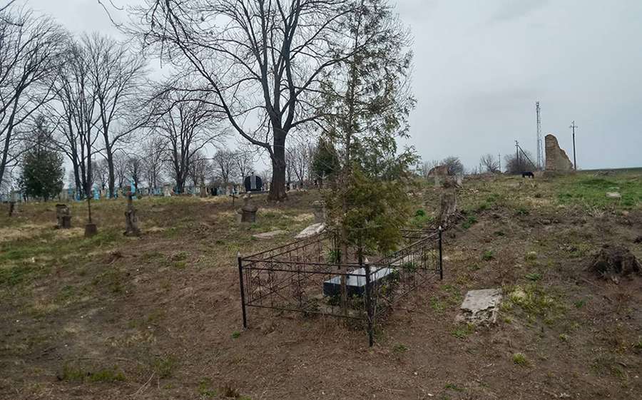 На знак подяки: на Волині і на Рівненщині українці прибирають польські кладовища (фото)