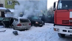 У Володимирі-Волинському вигоріло припарковане у дворі авто (відео)
