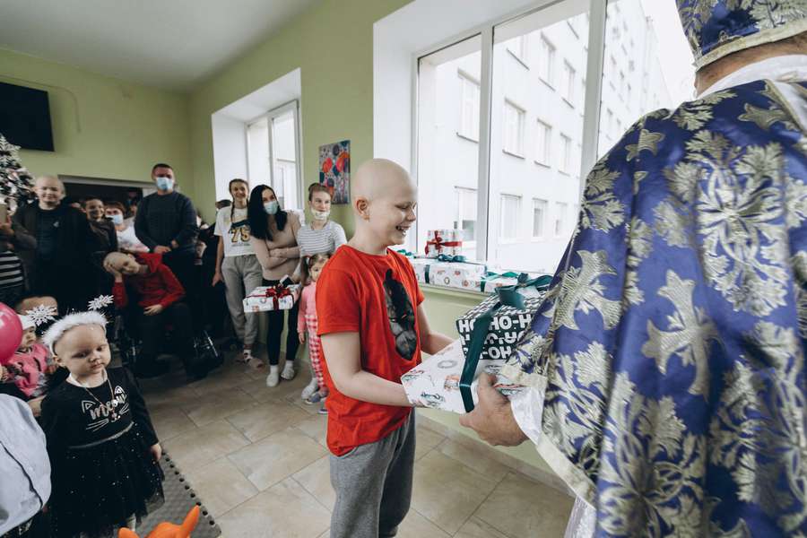 Зворушливо до сліз: мрії онкохворих діток у Луцьку здійснив Миколай (фото)