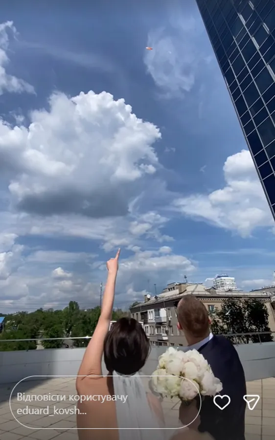 Весілля під вибухом: у Запоріжжі молодята позували, поки ППО збивала «Шахед» (фото)