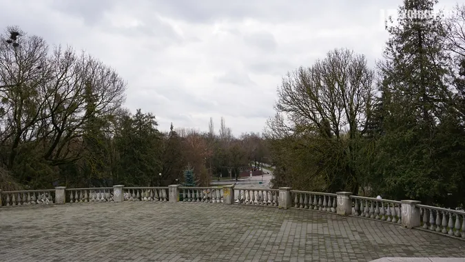 Мокрий луцький парк, або Як алеї тонуть у воді (фото)