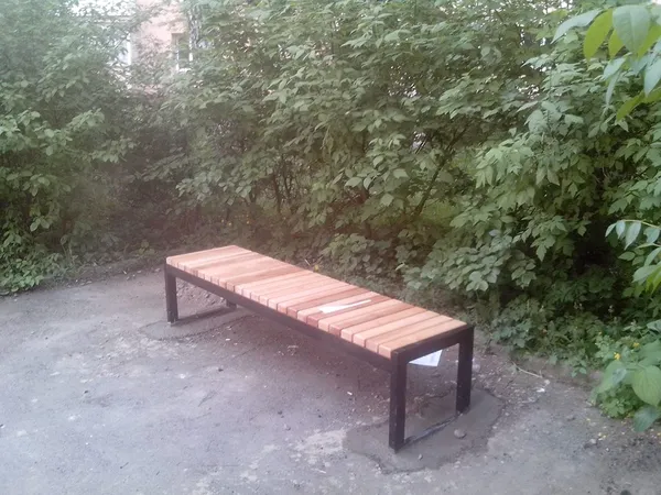 Біля істфаку в Луцьку встановили лавки (фото, оновлено)