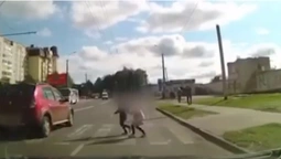 Патрульним здали водія, який у Луцьку не пропустив людей на переході (відео)