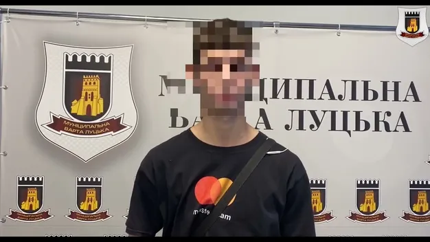 Хуліган, який крутив камери на зупинках у Луцьку, «здався» муніципалам (відео)