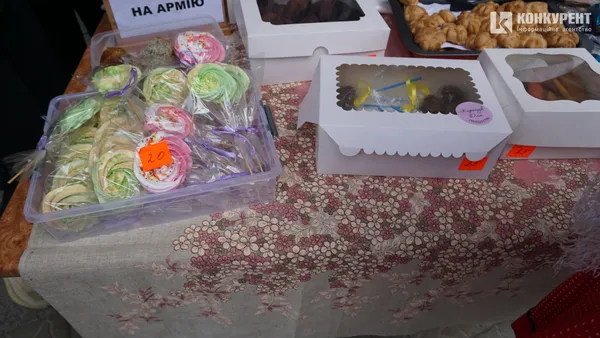 Діти у Луцьку продають солодощі, щоб допомогти воїну одужати (фото)