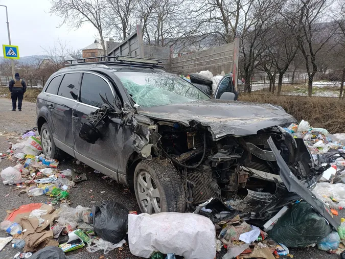 З кузова випав чоловік і купа сміття: на Львівщині Audi зіткнулася з «газоном» (фото)