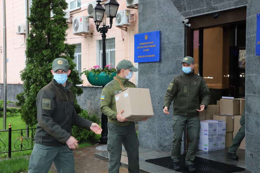 Українські прикордонники отримали від ЄС рукавички та дезінфектори (фото)