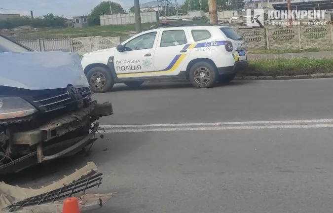 Рознесло передок: у Луцьку – аварія на перехресті (фото)