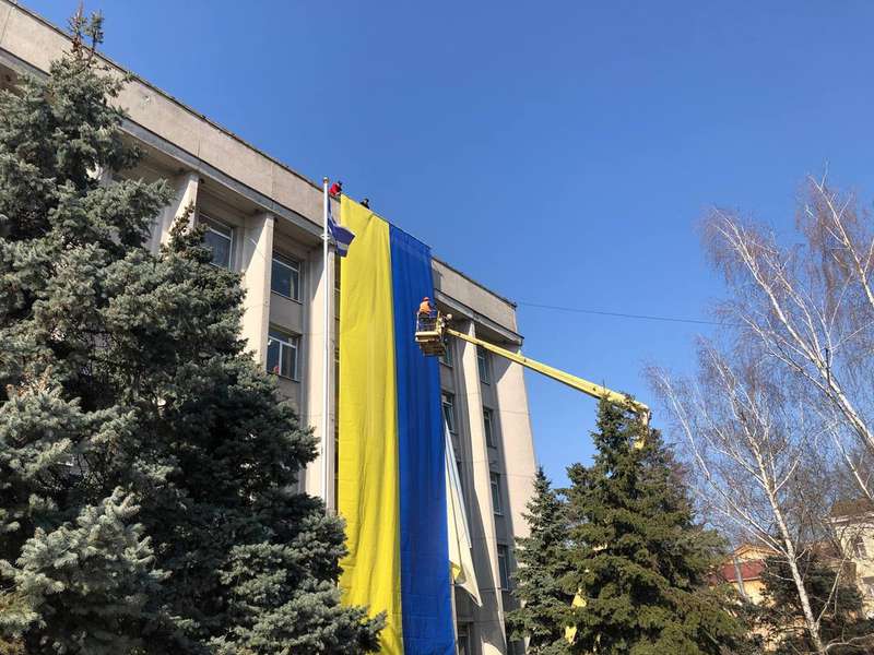 В окупованому Херсоні на будівлі міськради вивісили величезний прапор України (фото)