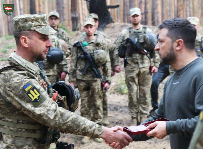 Зеленський нагородив бійців 14-ї ОМБр в зоні бойових дій (фото)
