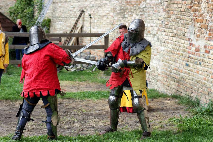 Дзвін мечів та блискіт обладунків: у Луцькому замку змагалися лицарі (фото)