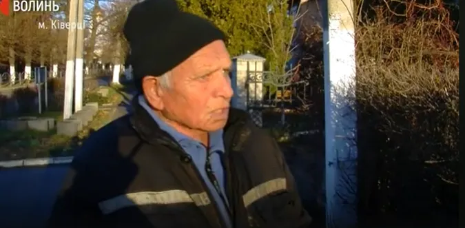 Лається та ходить голяка: у Ківерцях дід лякає сусідів (відео)