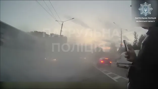 Оперативно: у Луцьку патрульні гасили пожежу в маршрутці (відео)