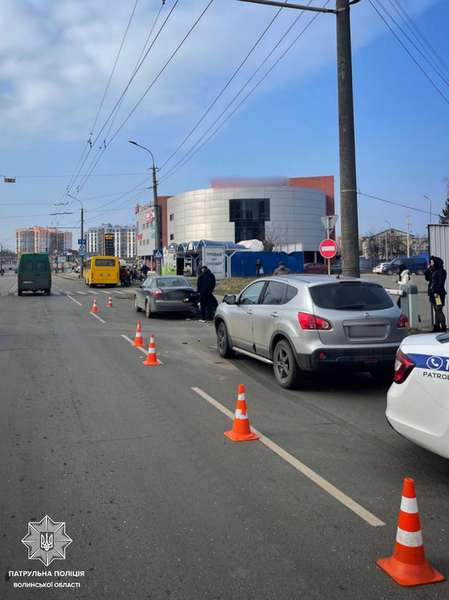 Невдало перестроївся: у Луцьку зіткнулися Audi та Nissan (фото)