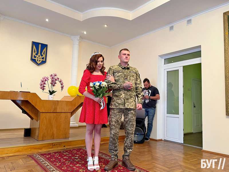 Він – військовий, вона – тил: молодята із Енергодара взяли шлюб у Володимирі (фото, відео)