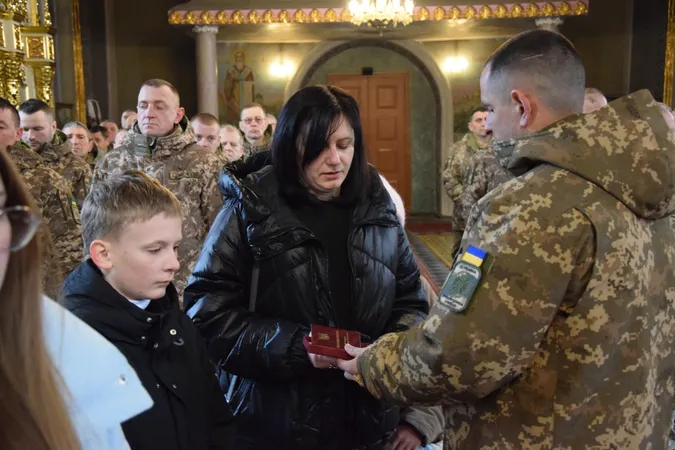 У Луцьку родинам загиблих прикордонників вручили їхні посмертні нагороди (фото)