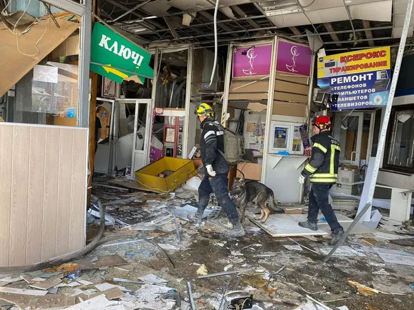 У Вінниці після ракетного удару шукають 46 людей, з якими зник зв’язок (фото)