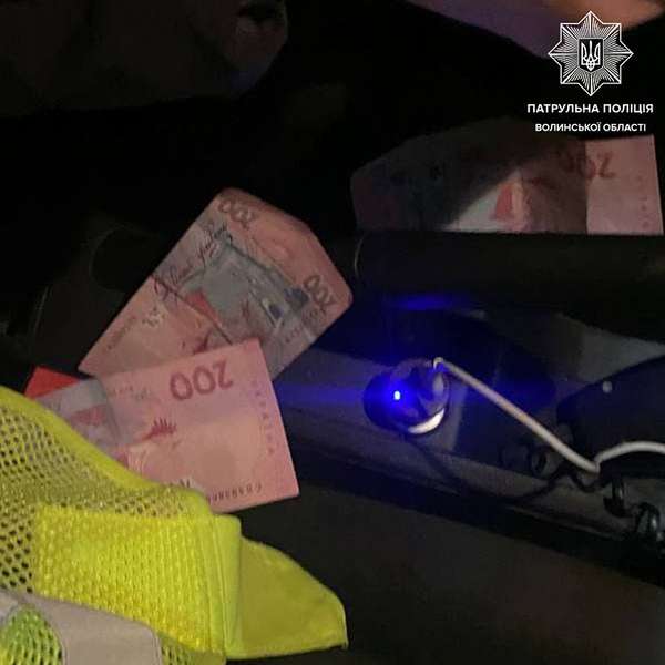 У Луцьку п'яний порушник закинув в авто патрульних 600 гривень (фото)