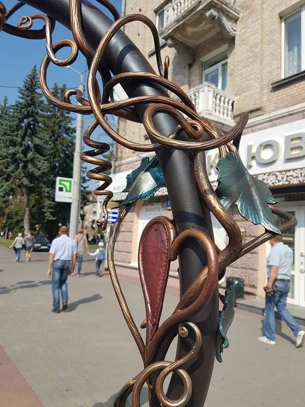 У Луцьку лавку «закоханих ліхтарів» повернули на місце  (фото)