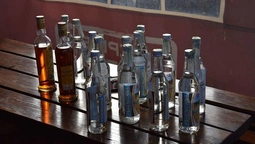 В кіоску на луцькій автостанції торгували контрафактним алкоголем (фото, відео)