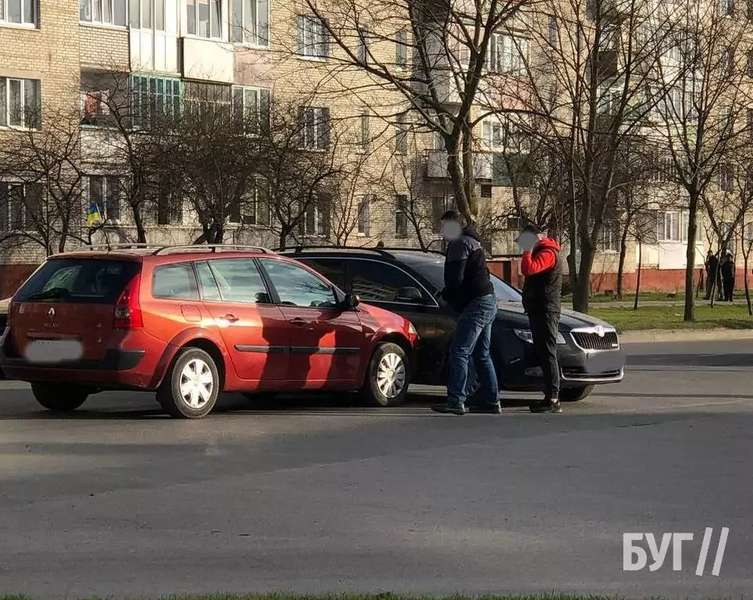 У Володимирі водій Renault протаранив легковик Skoda (фото)