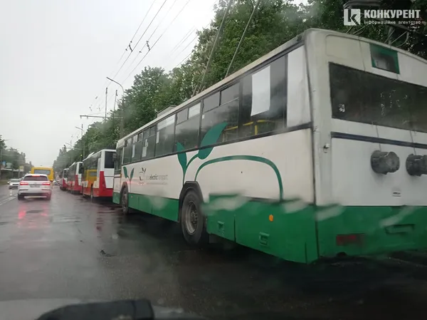 У Луцьку на вулиці Гордіюк – аварія: заблокований рух тролейбусів (фото)
