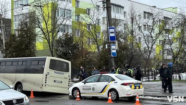 У Луцьку маршрутка провалилася в асфальт біля «Братського мосту» (фото)