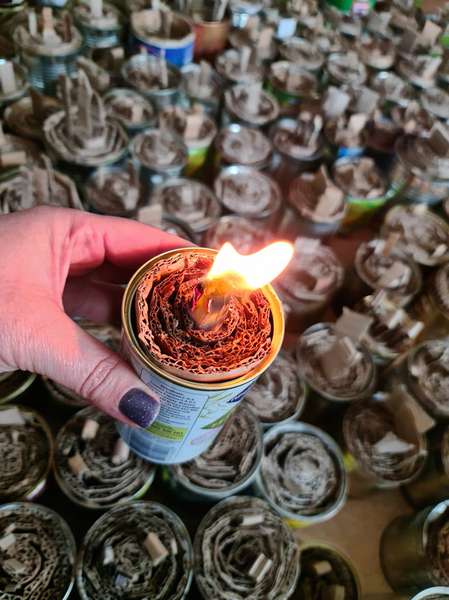 Доки не було світла, у Підгайцівській громаді робили окопні свічки на фронт (фото)