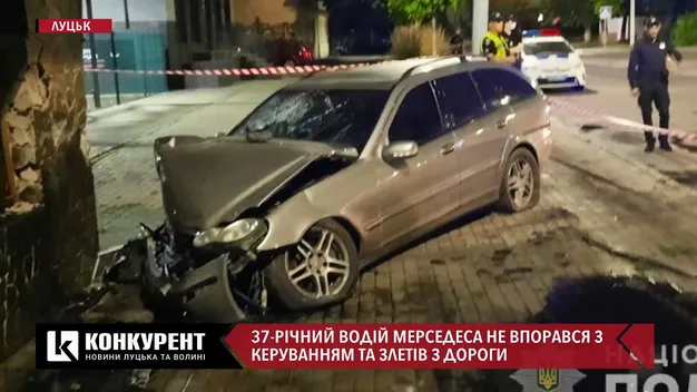 На шаленій швидкості: показали, як Mercedes таранить піцерію (відео)