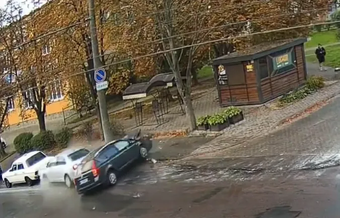 Подвійна ДТП на Відродження у Луцьку: показали момент удару (відео)