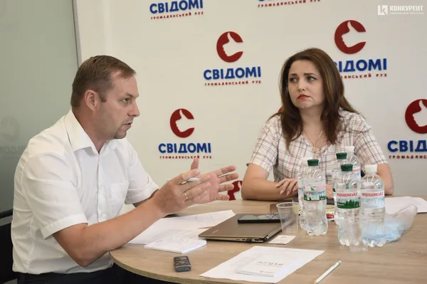 Співзасновник ГР «СВІДОМІ» Михайло Наход та депутатка Луцькради Алла Надточій