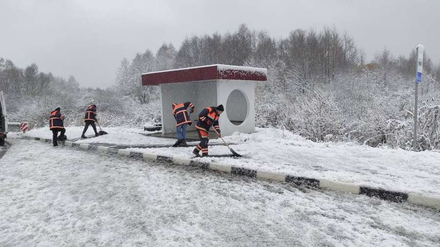 Перший сніг: волинські дороги чистили 17 одиниць спецтехніки (фото)