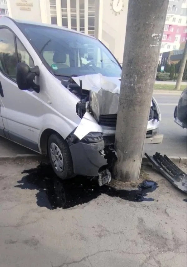 У Луцьку на Конякіна авто на швидкості протаранило стовп