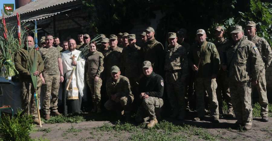 Воїни волинської бригади відзначили свято Трійці на фронті (фото)