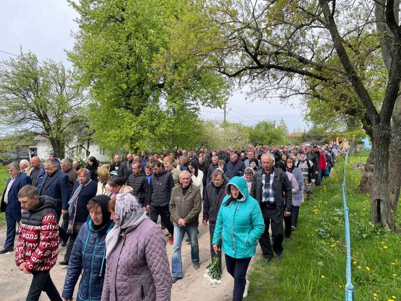 На похорон волинського захисника прийшли тисячі людей (фото)