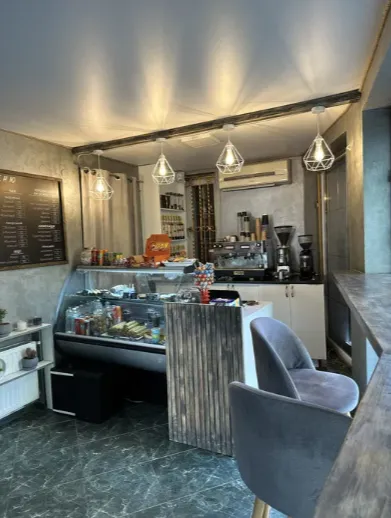 У центрі Луцька продають затишне кафе: скільки коштує (фото)