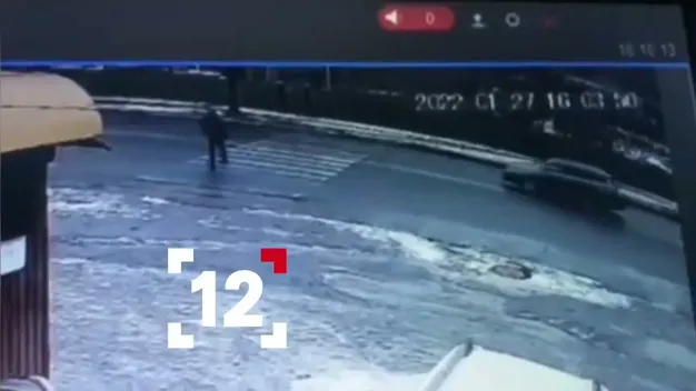 Провіз на капоті 20 метрів: опублікували відео моменту ДТП на Дубнівській у Луцьку